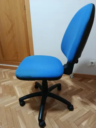 Silla de oficina azul con ruedas