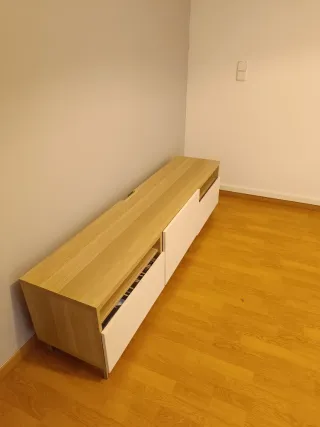 Mueble TV madera y blanco