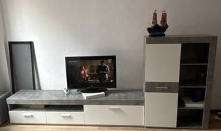 Mueble de salón gris y blanco