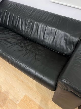 Sofá de piel negro