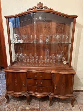 Vidriera de madera con vitrina