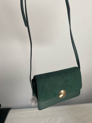 Bolso verde oscuro con etiqueta
