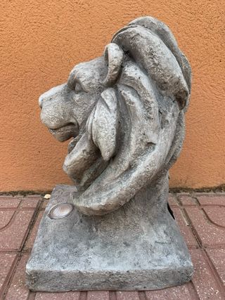 Figura de león con led solar color gris.
