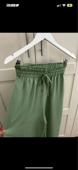 Pantalón fluido verde Stradivarius