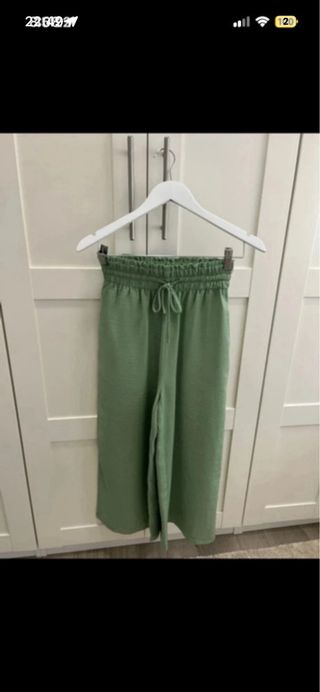 Pantalón fluido verde Stradivarius