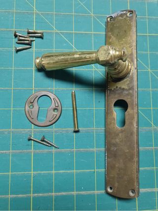 Manija de puerta antigua de latón