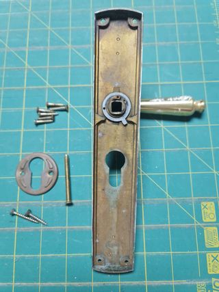 Manija de puerta antigua de latón