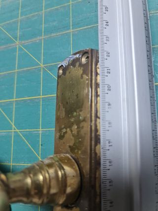 Manija de puerta antigua de latón