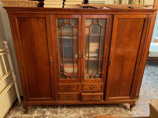 Librería de madera con puertas de cristal