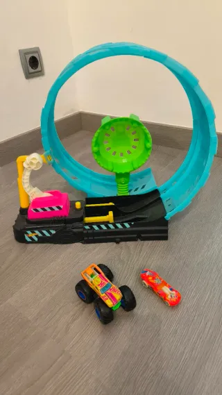 Pista Hot Wheels con loop y 2 coches