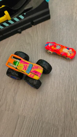 Pista Hot Wheels con loop y 2 coches