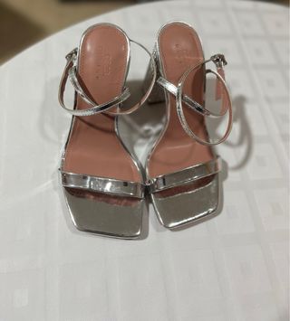 Zapato de tacón plateados con pedrería.