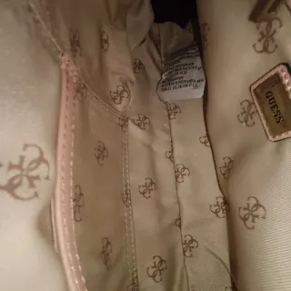 Bolso Guess rosa con detalles plateados