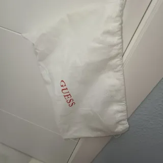 Bolso Guess rosa con detalles plateados