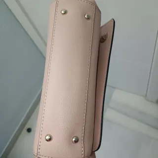 Bolso Guess rosa con detalles plateados