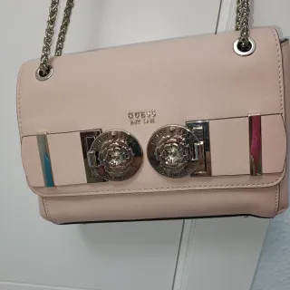 Bolso Guess rosa con detalles plateados