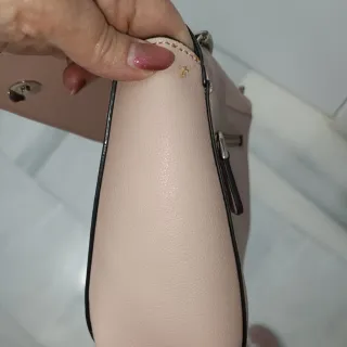 Bolso Guess rosa con detalles plateados