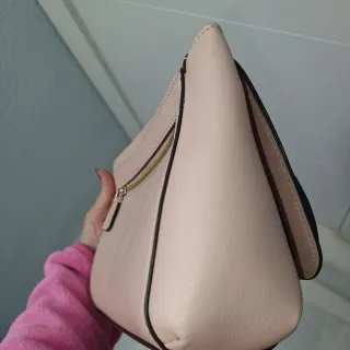 Bolso Guess rosa con detalles plateados