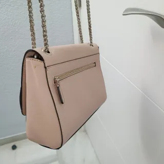 Bolso Guess rosa con detalles plateados