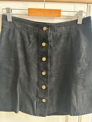 Falda negra Stradivarius.