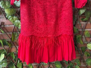 T. M. Vestido rojo encaje y plumas. Santiago Sanch