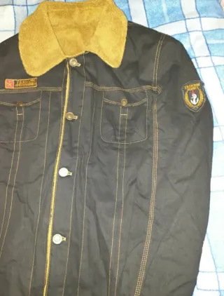 Chaqueta negra con forro marrón