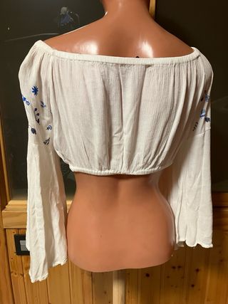 Blusa crop top blanco con flores azules