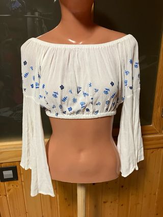 Blusa crop top blanco con flores azules