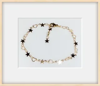 Pulseras doradas con cuentas de diferentes colores