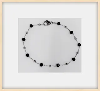 Pulseras doradas con cuentas de diferentes colores