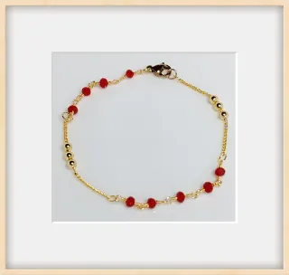 Pulseras doradas con cuentas de diferentes colores