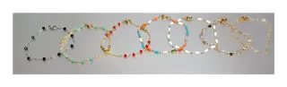 Pulseras doradas con cuentas de diferentes colores