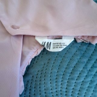 Vestido festivo rosa suave de H&M con bolsito.