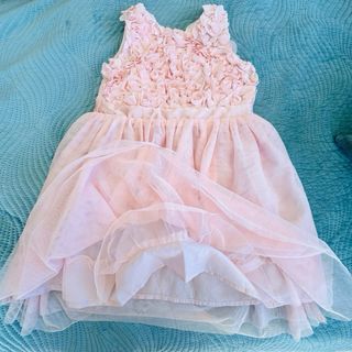 Vestido festivo rosa suave de H&M con bolsito.