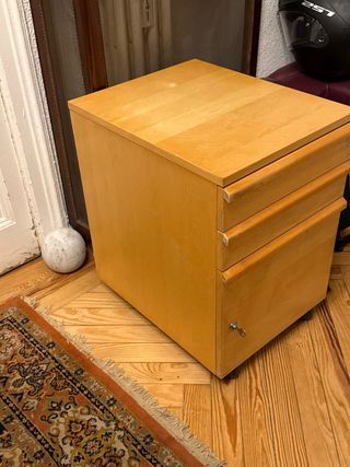 Cajonera de madera con ruedas