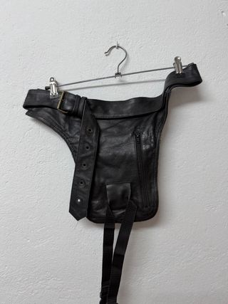 Riñonera de piel negra lisa