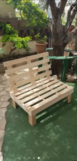 Sofá de madera con reposabrazos