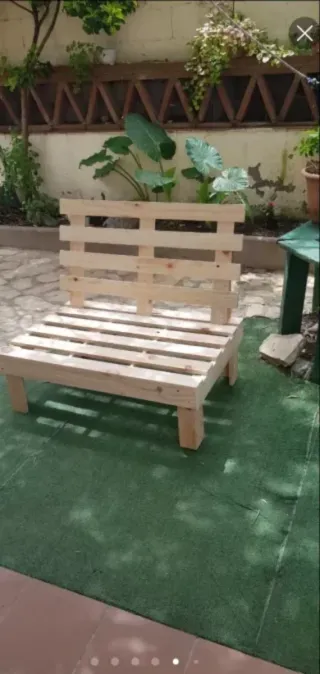 Sofá de madera con reposabrazos