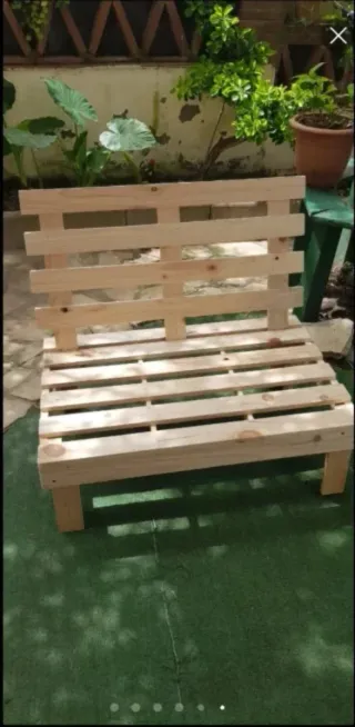 Sofá de madera con reposabrazos