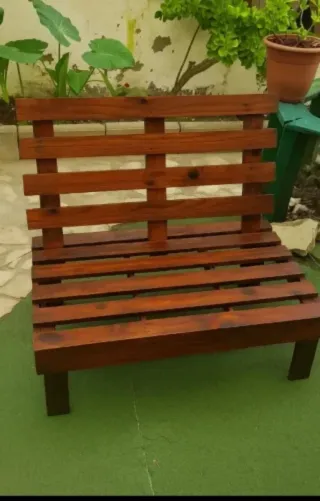 Sofá de madera con reposabrazos