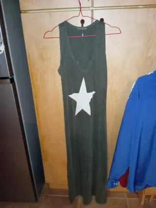Vestido largo verde con estrella blanca