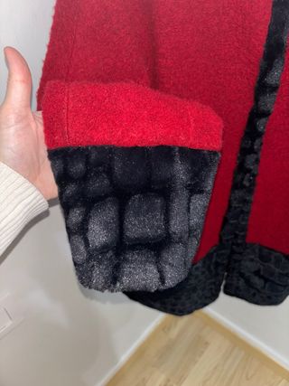 Elegante chaqueta roja con detalles negros