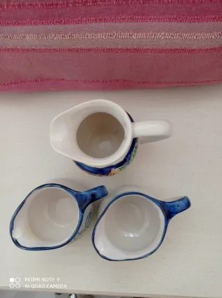 Set 3 lattiere in ceramica dipinta a mano.