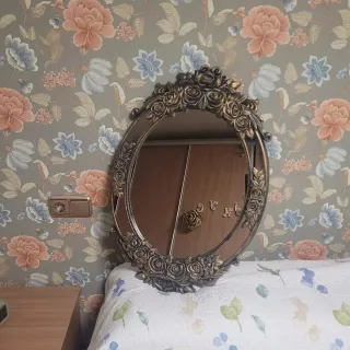 Espejo Ovalado con Flores Doradas