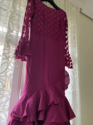 Traje de flamenca morado con volantes