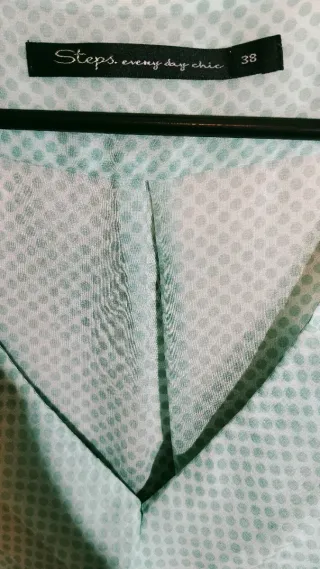 Blusa verde con lunares y volantes