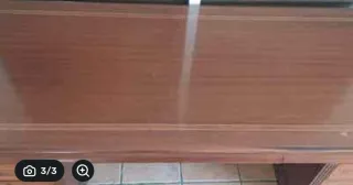 Mesa de escritorio de madera.