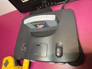 Consola Nintendo 64 Gris con Mando Amarillo