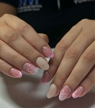 Uñas acrílicas y gel manicura permanente