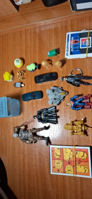Lote de figuras y coches de juguete